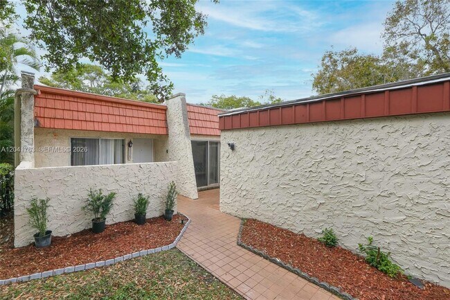 Building Photo - 6553 NW 99th Ave