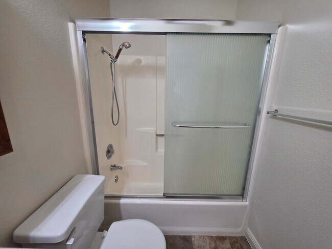 Building Photo - 3 bedroom condo w/2 car garage!