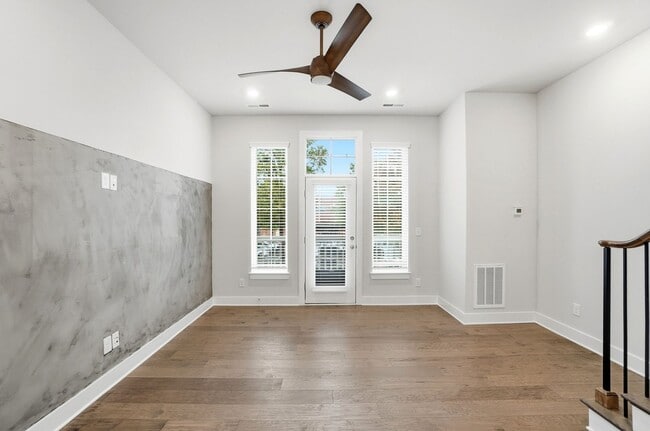 Building Photo - Modern Townhome in the Heart of Plaza Midw...