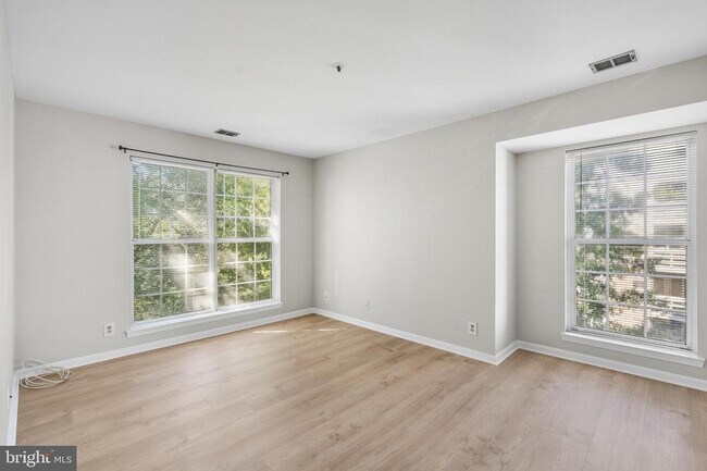 Building Photo - 240 S Reynolds St