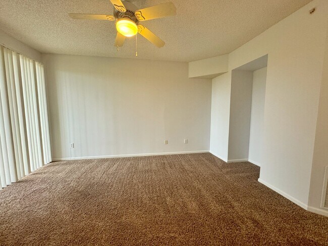 Building Photo - Las Palmas, one-bedroom first floor condo with garage!