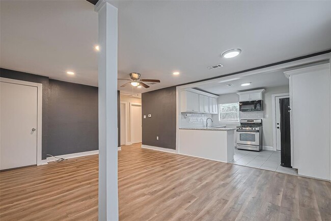 Building Photo - 2226 Rainbow Dr