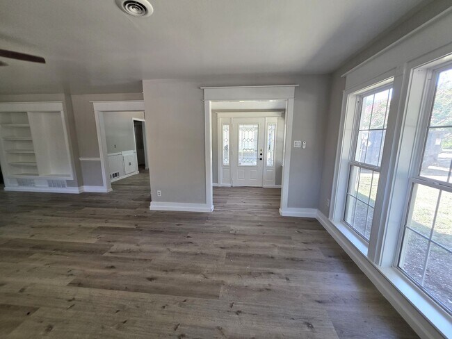 Building Photo - Spacious 3-Bedroom Home in Prime Irving Lo...