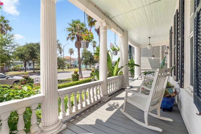 Building Photo - 1112 Broadway Avenue J