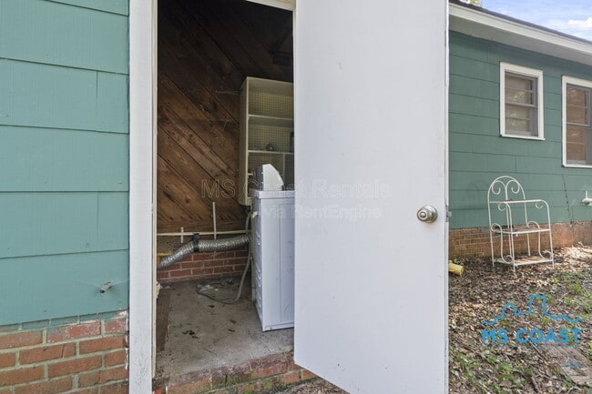 Building Photo - 2050 North Dr