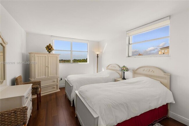 Building Photo - 210 Seaview Dr