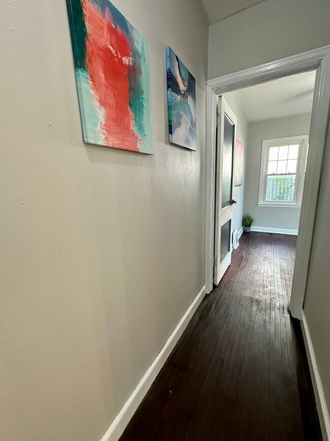Building Photo - 3 bed, 1 bath home for rent in Waterloo