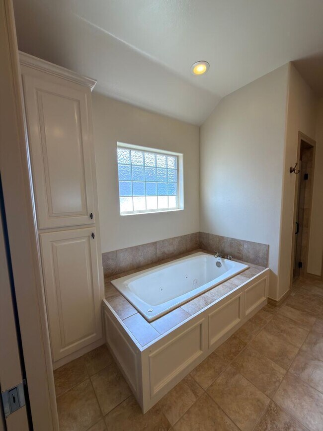 Building Photo - Immaculate garden home in Tivoli Estates