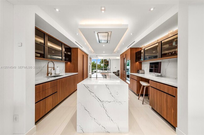 Building Photo - 2627 S Bayshore Dr