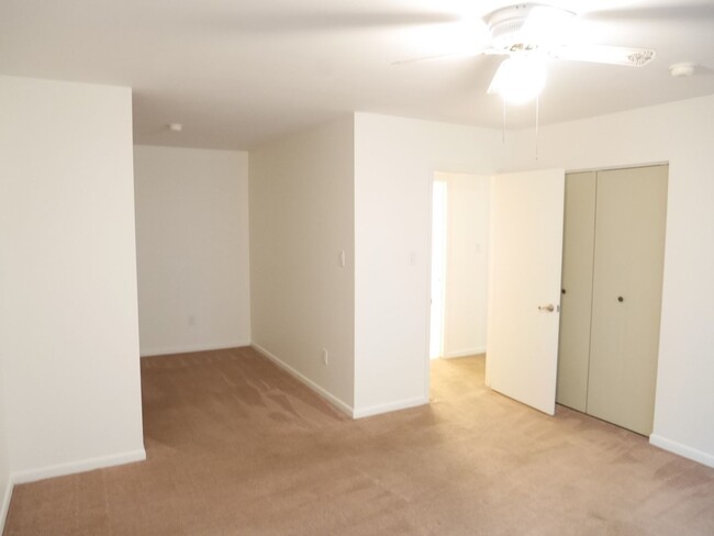 Building Photo - One Bedroom Unit in Somerset Park Condos! ...