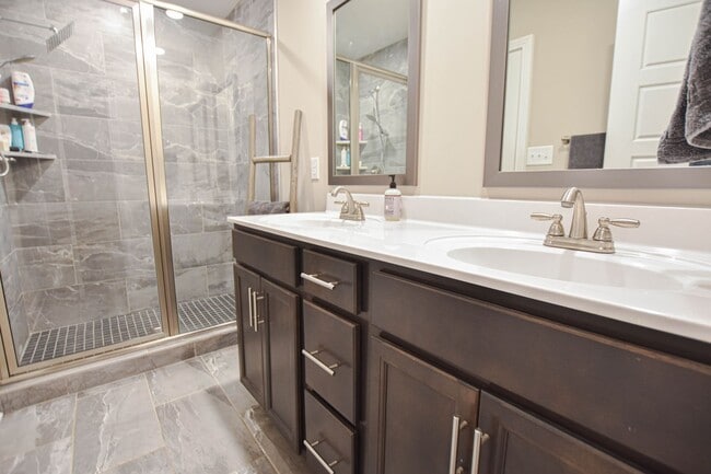 Building Photo - Pet Friendly Three Bedroom!