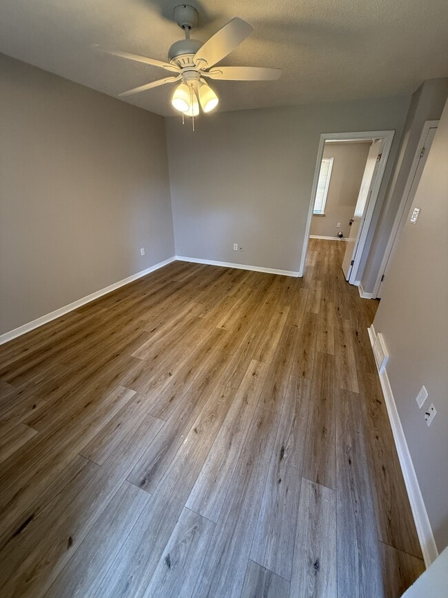 Building Photo - 8230 Elmbrook Dr