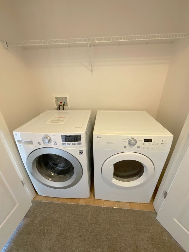 Building Photo - 2 Bedroom Townhome Available Near S Circle...