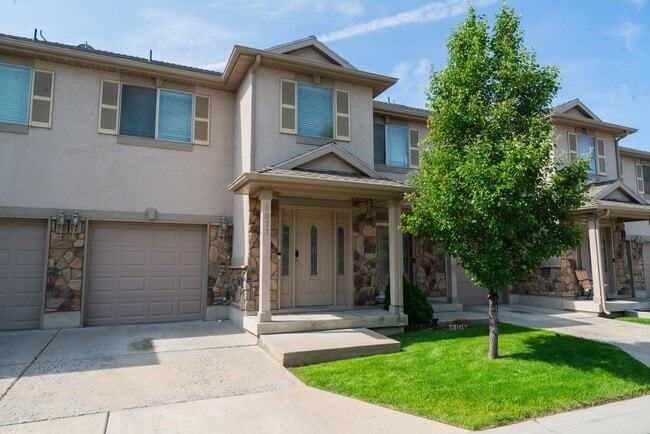 Primary Photo - Modern 3 Bed, 2.5 Bath Townhouse - Excelle...