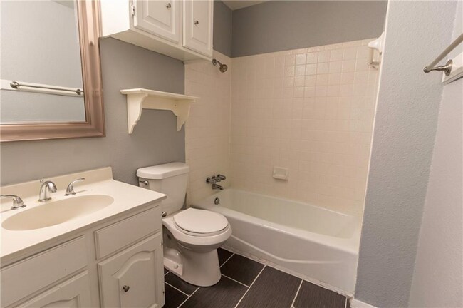 Building Photo - 3901 Knollwood Dr