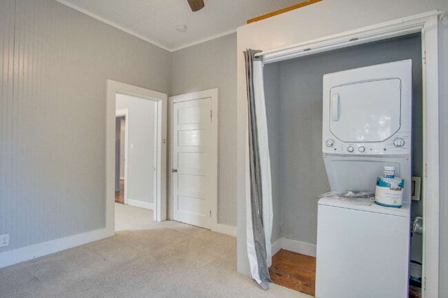 Building Photo - Charming 2-Bedroom Cottage Near Downtown P...