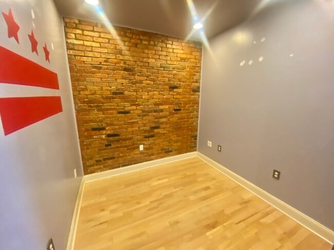 Building Photo - Mt Vernon Triangle Spacious 2 Bed 2.5 Bath...