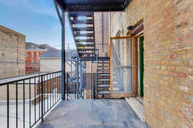 Building Photo - 600 N May St