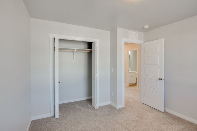 Building Photo - Gorgeous Townhome available!