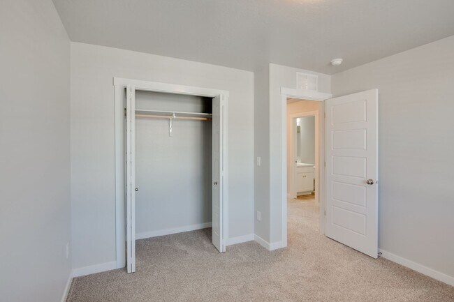 Building Photo - This 3 bedroom/2.5 bath townhome is ready for you!