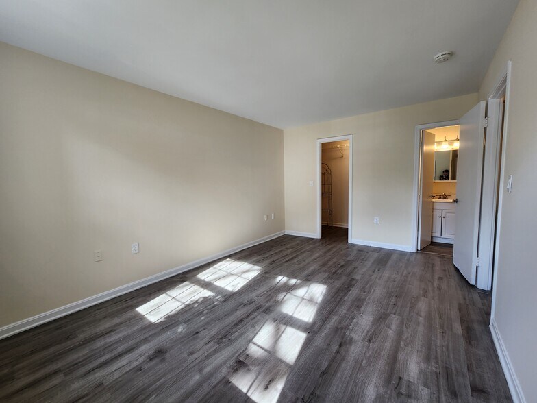 Building Photo - 18336 Streamside Dr