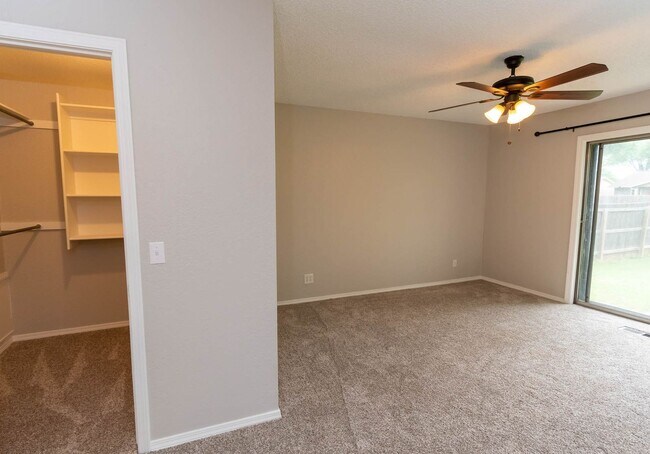 Building Photo - This Super Cute 3 Bed, 2 Bath, 2 Car Garag...