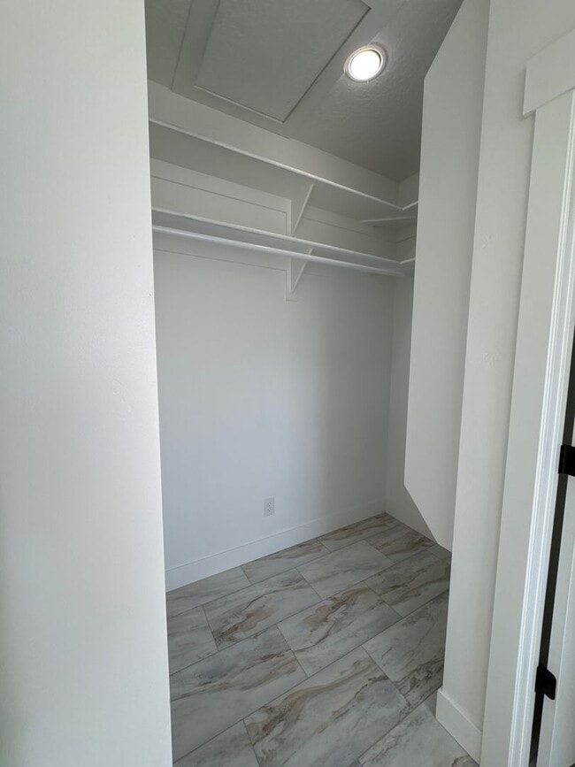 Building Photo - 725 W 350 N