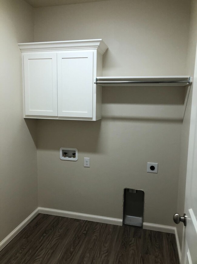 Building Photo - Stunning fully furnished 3 Bed 2.5 bath ho...