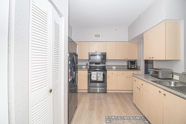 Building Photo - 350 Crestwood Cir