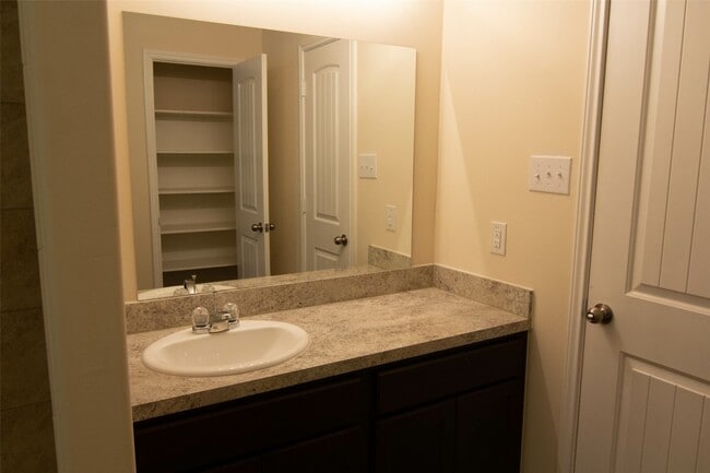 Building Photo - 926 Hidden Cove Ct