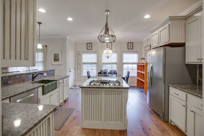 Building Photo - Pristine 5 Bed Fenced Franklin Home!