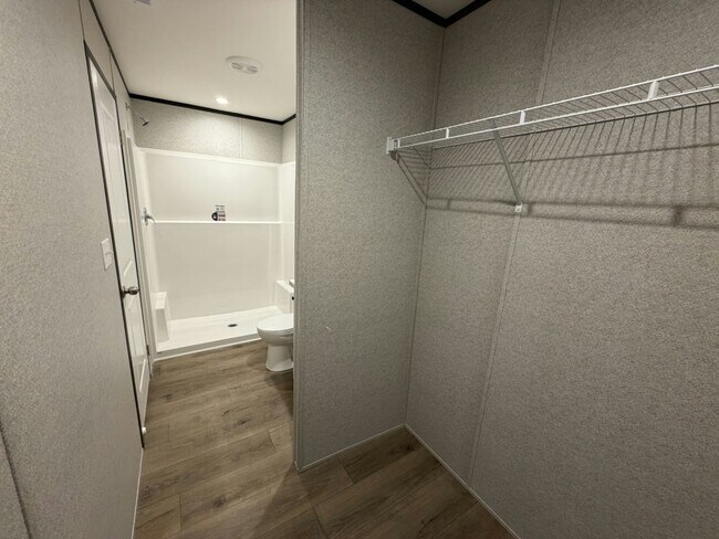 Building Photo - 204 Lakeside Garden Cir