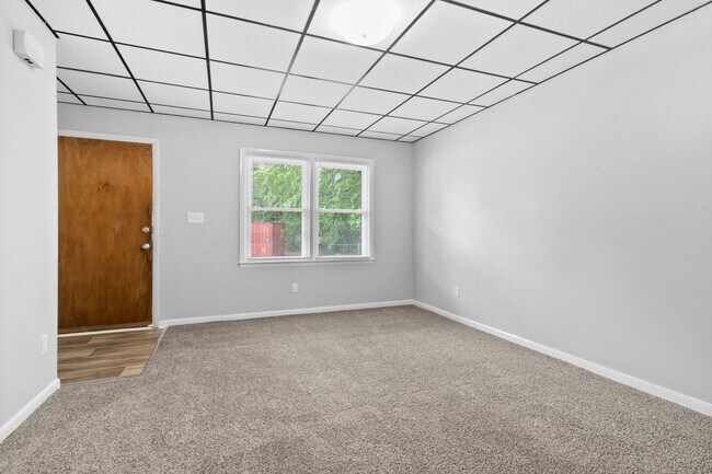 Building Photo - 210 Colonial Dr