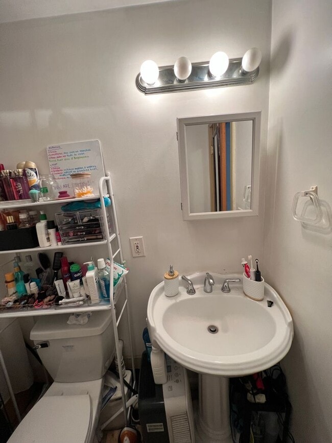 Building Photo - Downtown Bridgeport 1-Bed, 2-Bath with All...