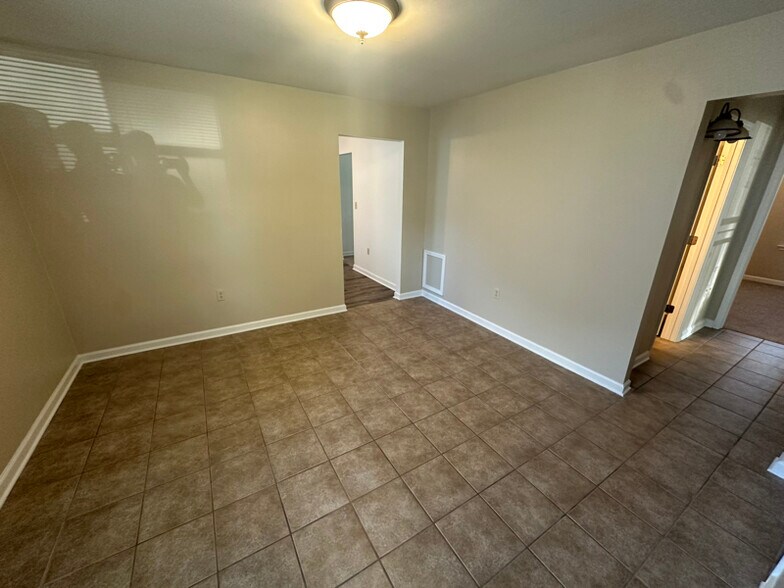 Building Photo - 1045 E Rossiland Cir
