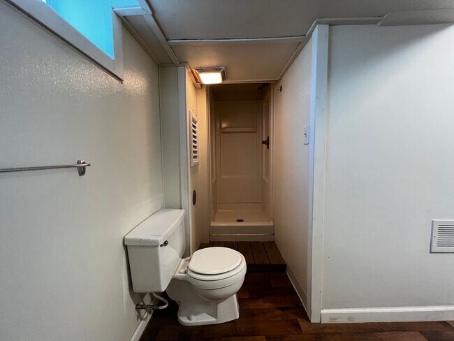 Building Photo - $2,200 | 3 Bedroom + Bonus Room , 2 Bathro...