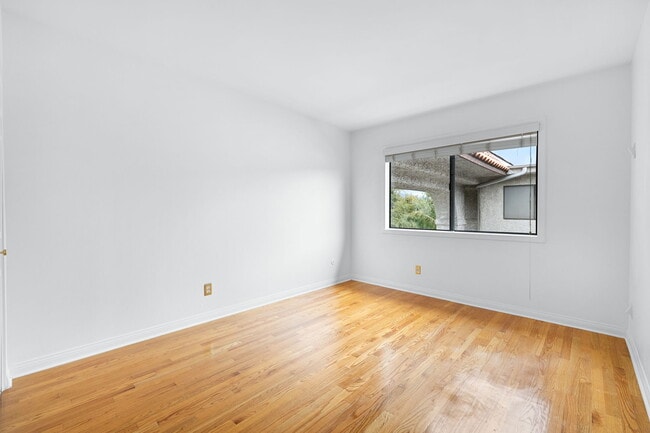 Building Photo - 2450 E Del Mar Blvd