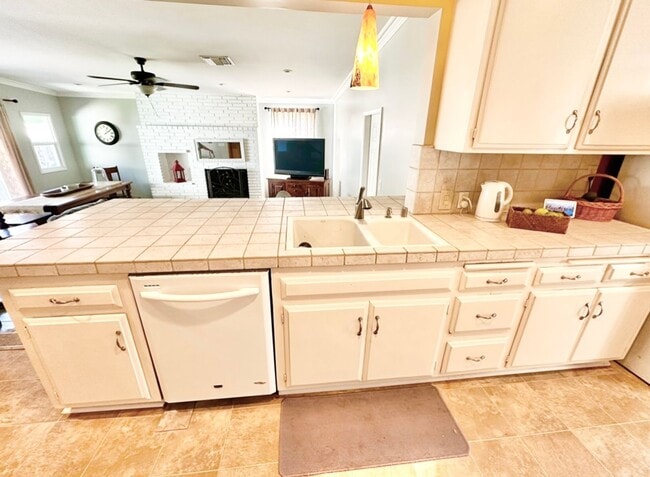 Building Photo - 3 Bedroom 2 Bathroom Lakewood House with Private Backyard down the street from Lakewood High School