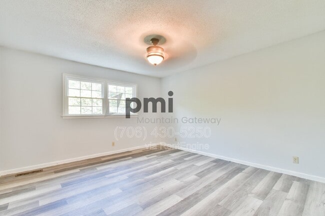 Building Photo - 42 Greenwood Cir