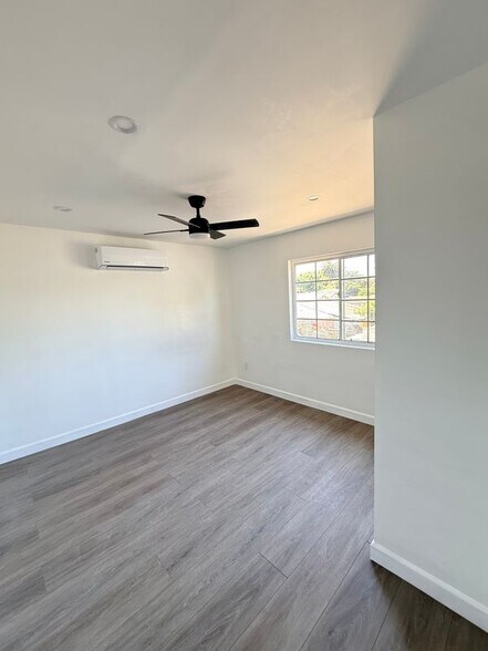Building Photo - 1550 1/2 West 59th Place