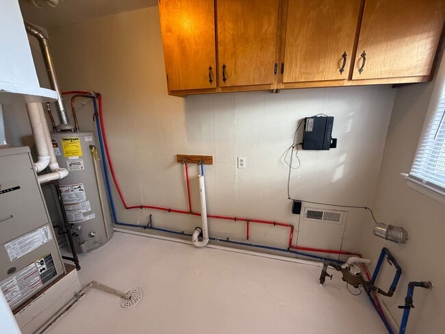 Building Photo - Two Bedroom, One bathroom, Pet Friendly Ho...