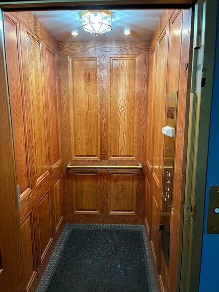 Building Photo - 9 W Main St