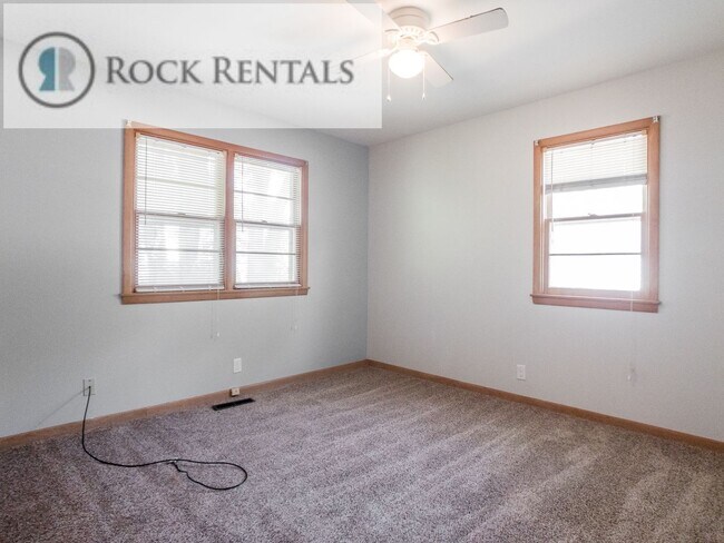 Building Photo - 4 Bed 2 Bath in Arlington