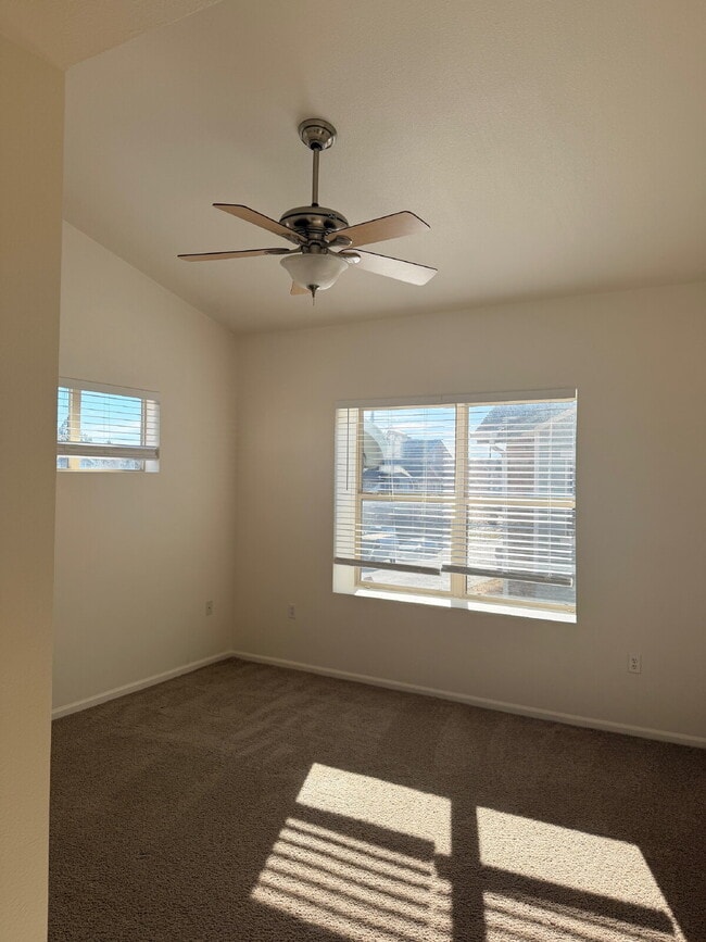Building Photo - "Charming 2-Bed, 2-Bath condo Oasis in Aurora - 988 Sq Ft of Comfort!"