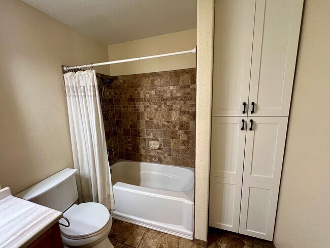 Building Photo - Well maintained single story on over half an acre lot!