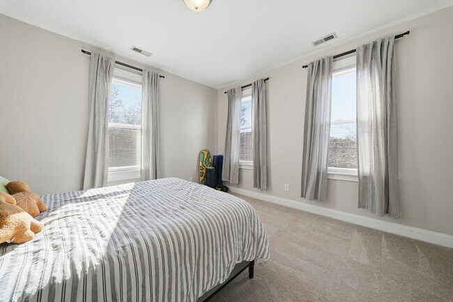 Building Photo - 146 W Seaview Ave