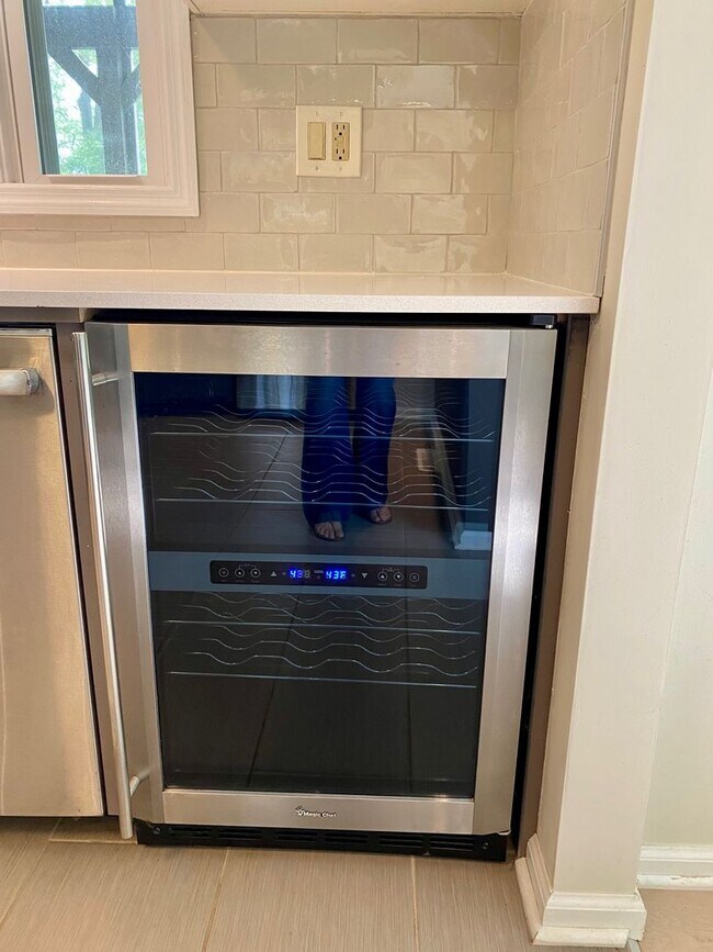 Building Photo - East AVL - Mid Century Modern Beauty in Botany Woods!