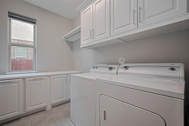 Building Photo - 16818 Calcots Dr