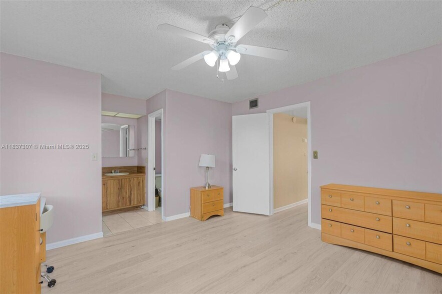 Building Photo - 2911 SW 87th Ter