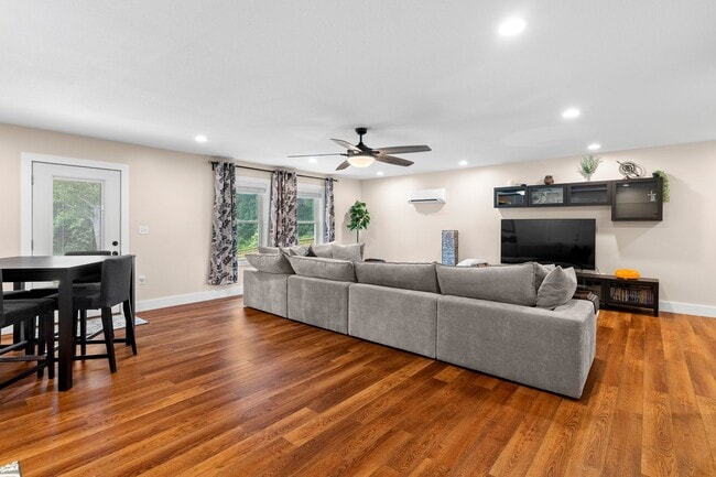 Building Photo - Spacious and Inviting - Beautifully-Mainta...